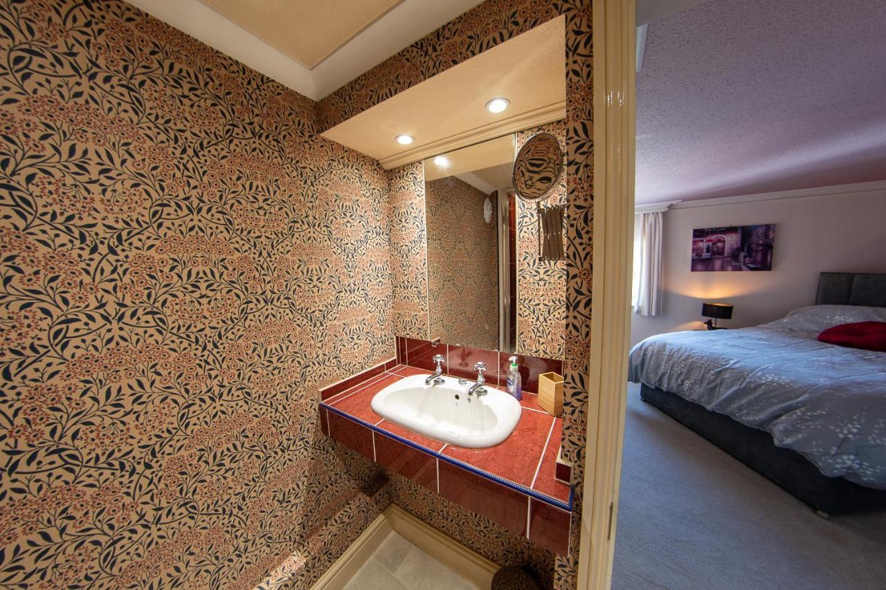 3, The Dolphin, 49 Quay Street - Stunning Apartment - Quintessential - Quay Views - Sleeps 2-4 People Newport  Eksteriør billede